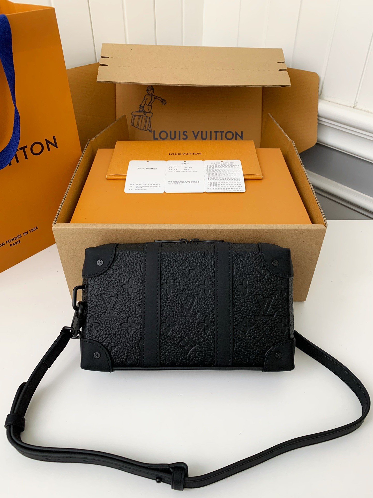 L X V's new Sac Plat Horizontal Zippé men's black flower briefcase M80224 Size:  22.5*14*5cm