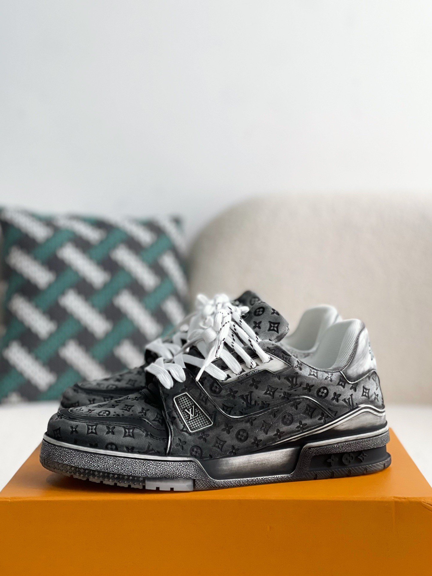 L X V TRAINER SNEAKERS