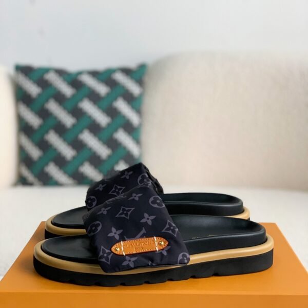 L X V SLIPPERS