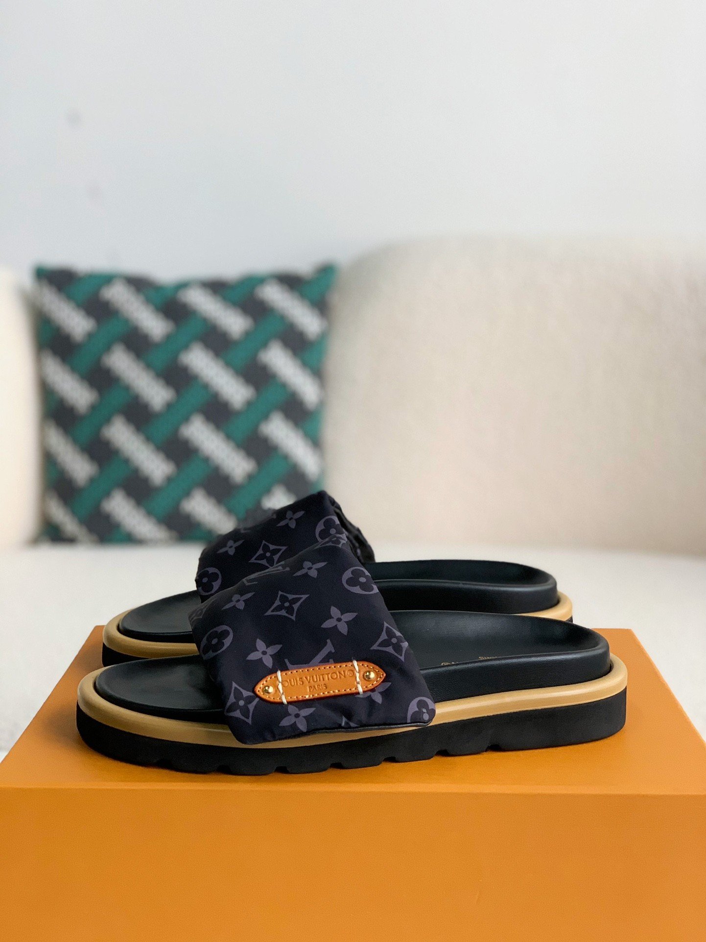L X V SLIPPERS