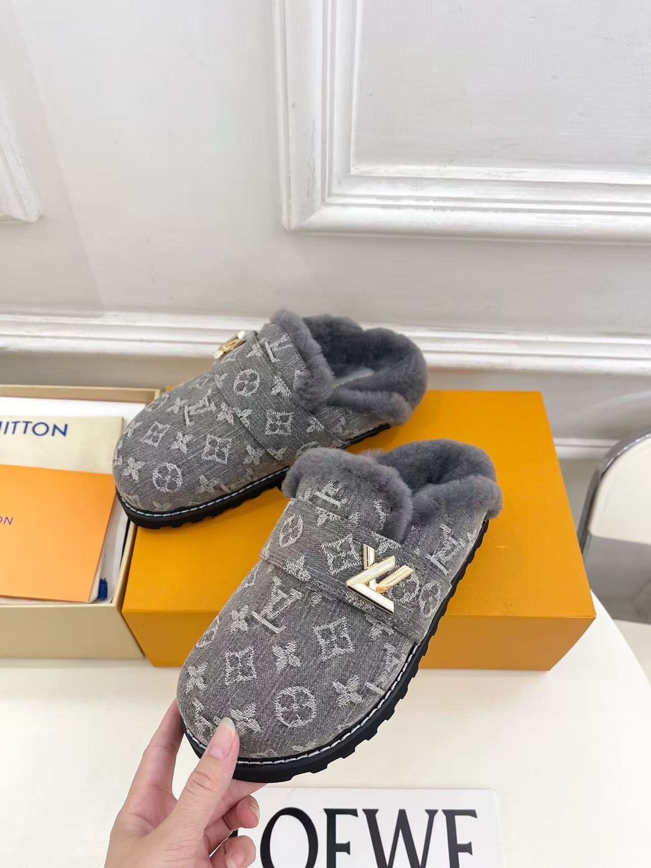 L X V Easy Sandals 2025