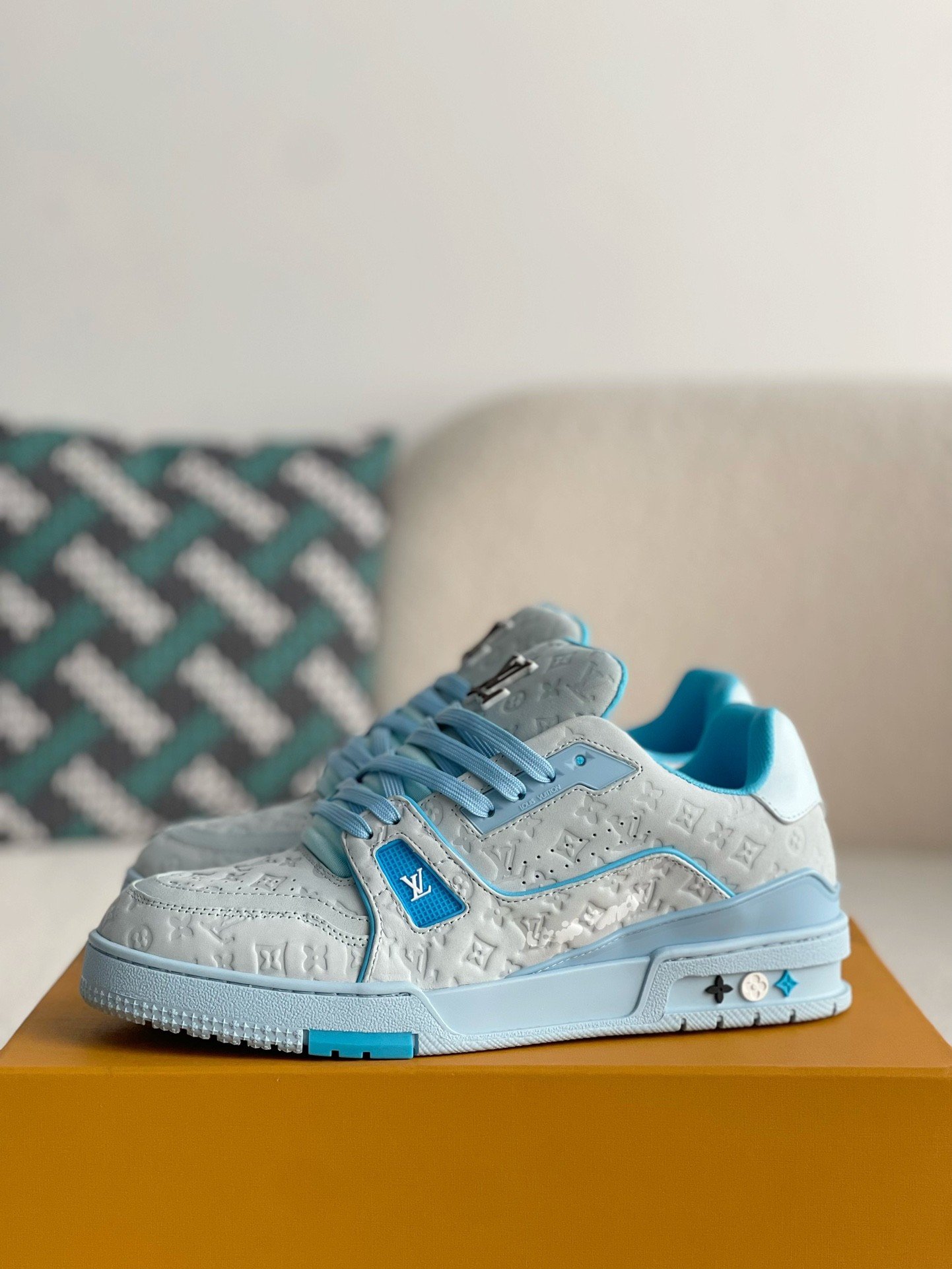 L X V SNEAKERS
