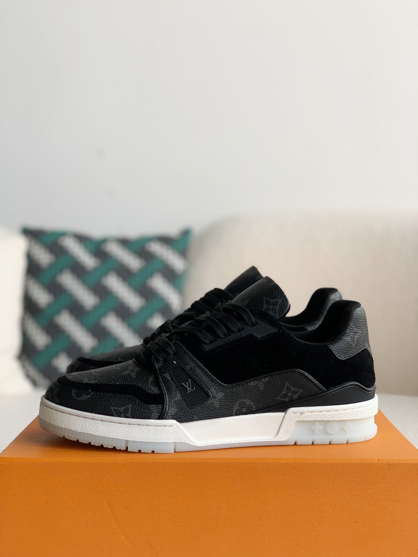 L X V TRAINER