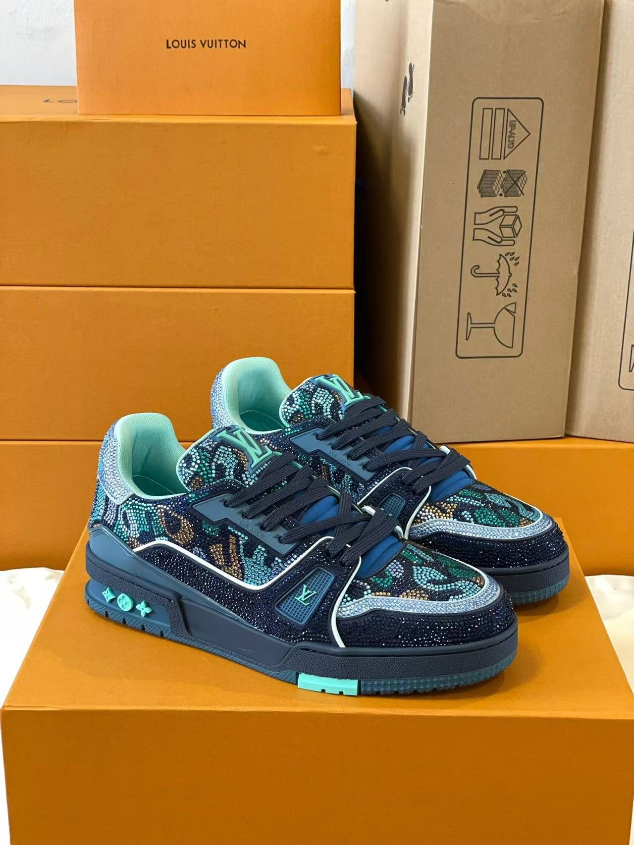 L X V TRAINER Sneakers