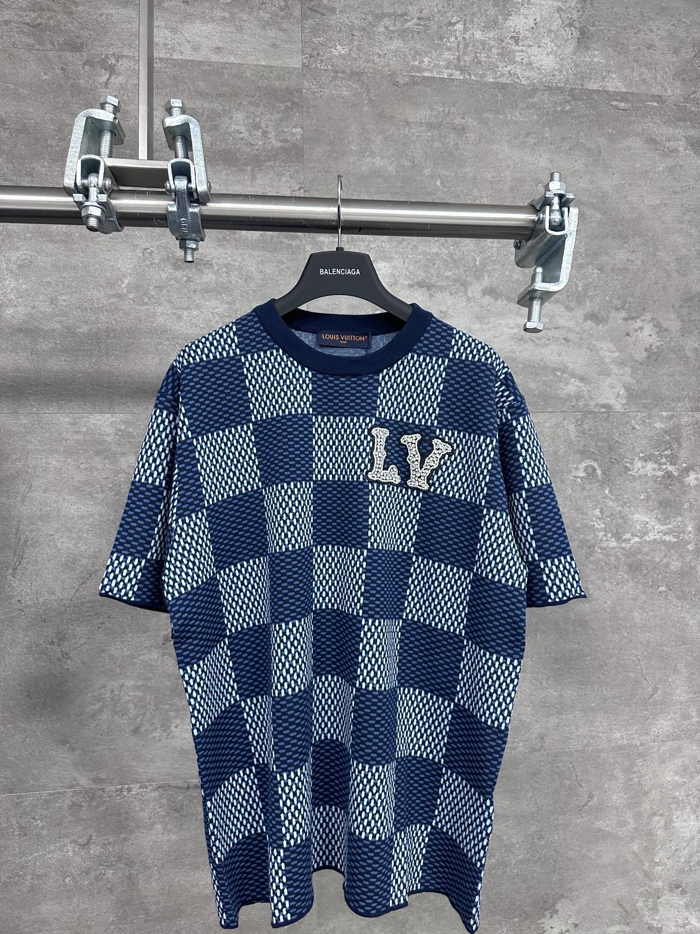 L X V Logo lettering T-shirt