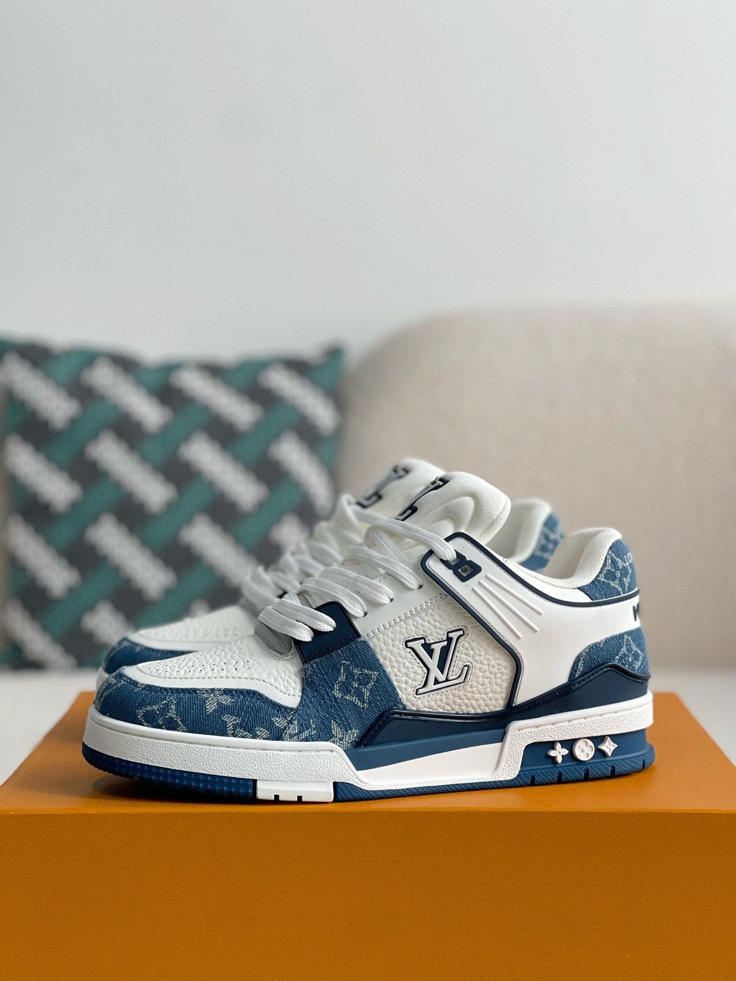L X V SNEAKERS