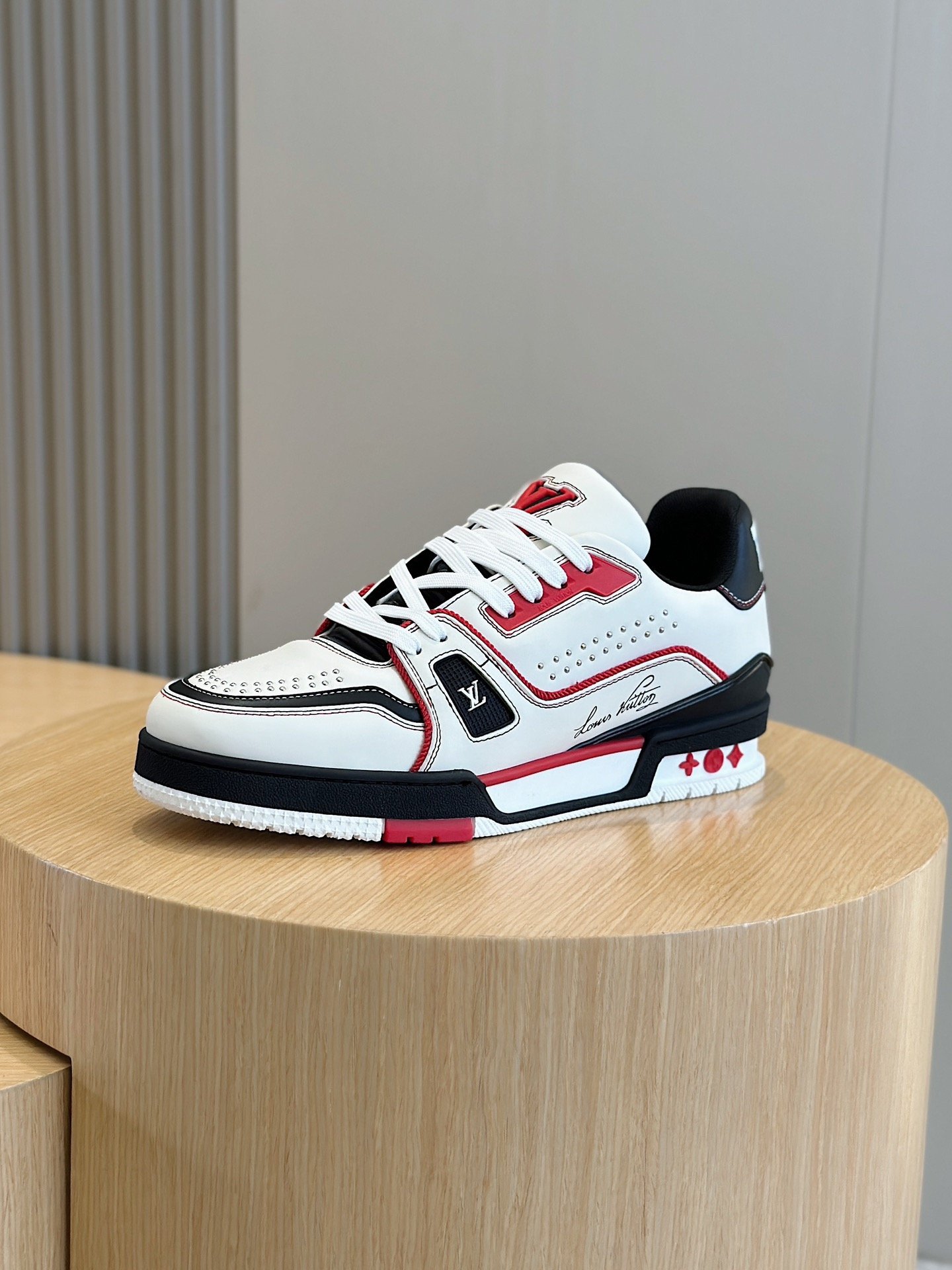 L X V TRAINER