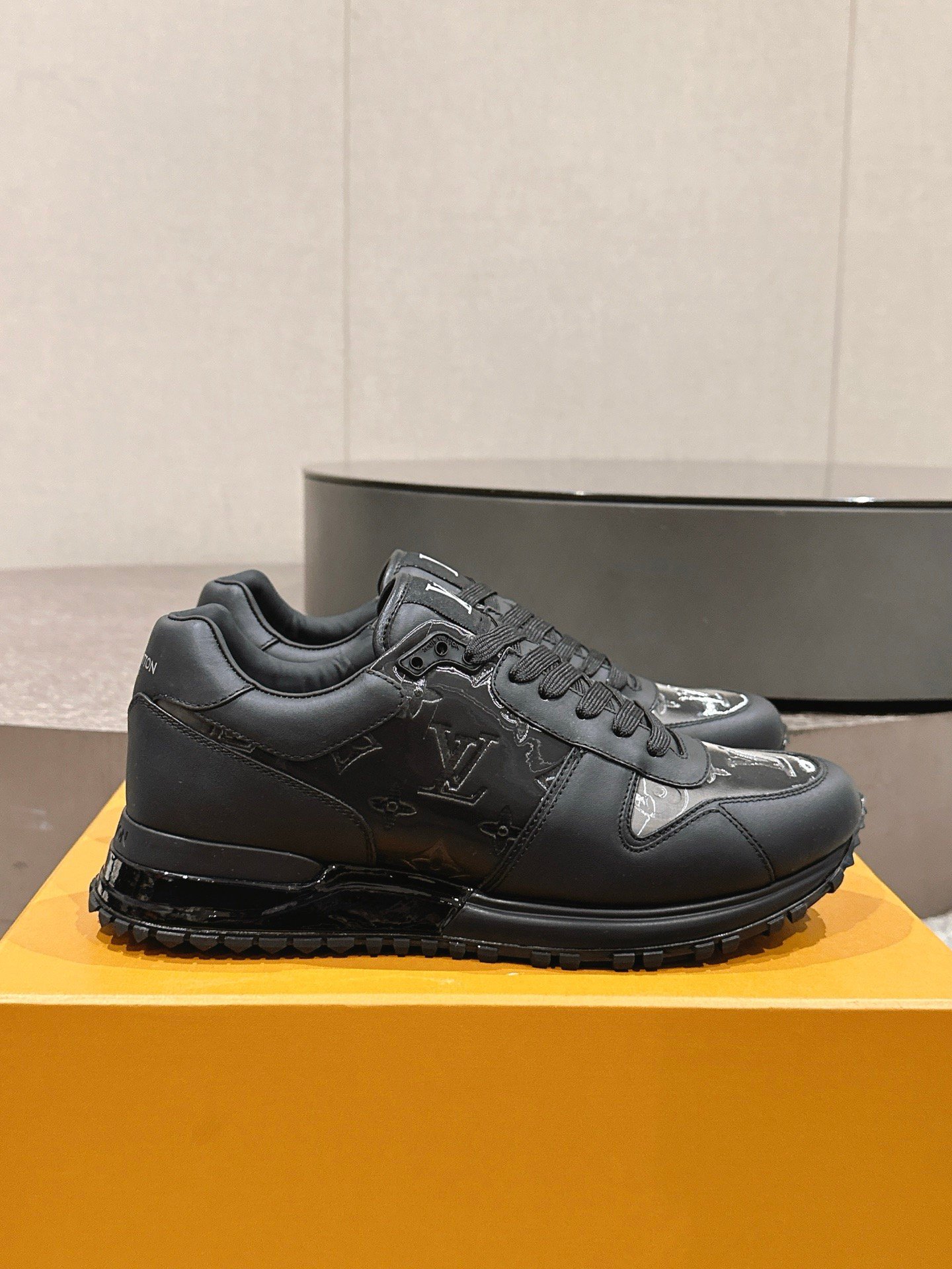 L X V SNEAKERS