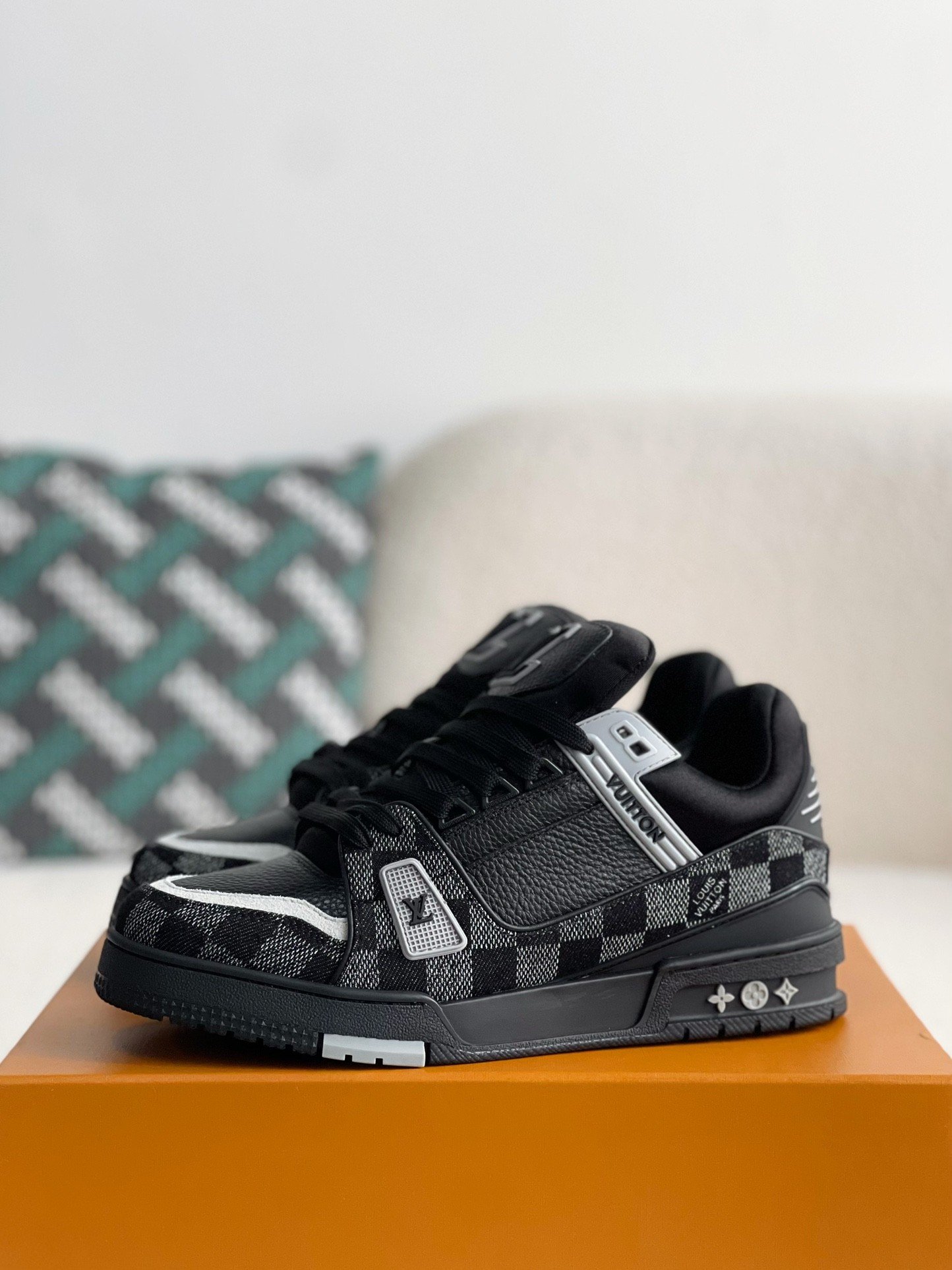 L X V SNEAKERS