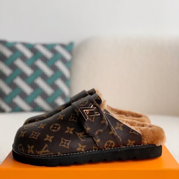 L X V Easy Sandals
