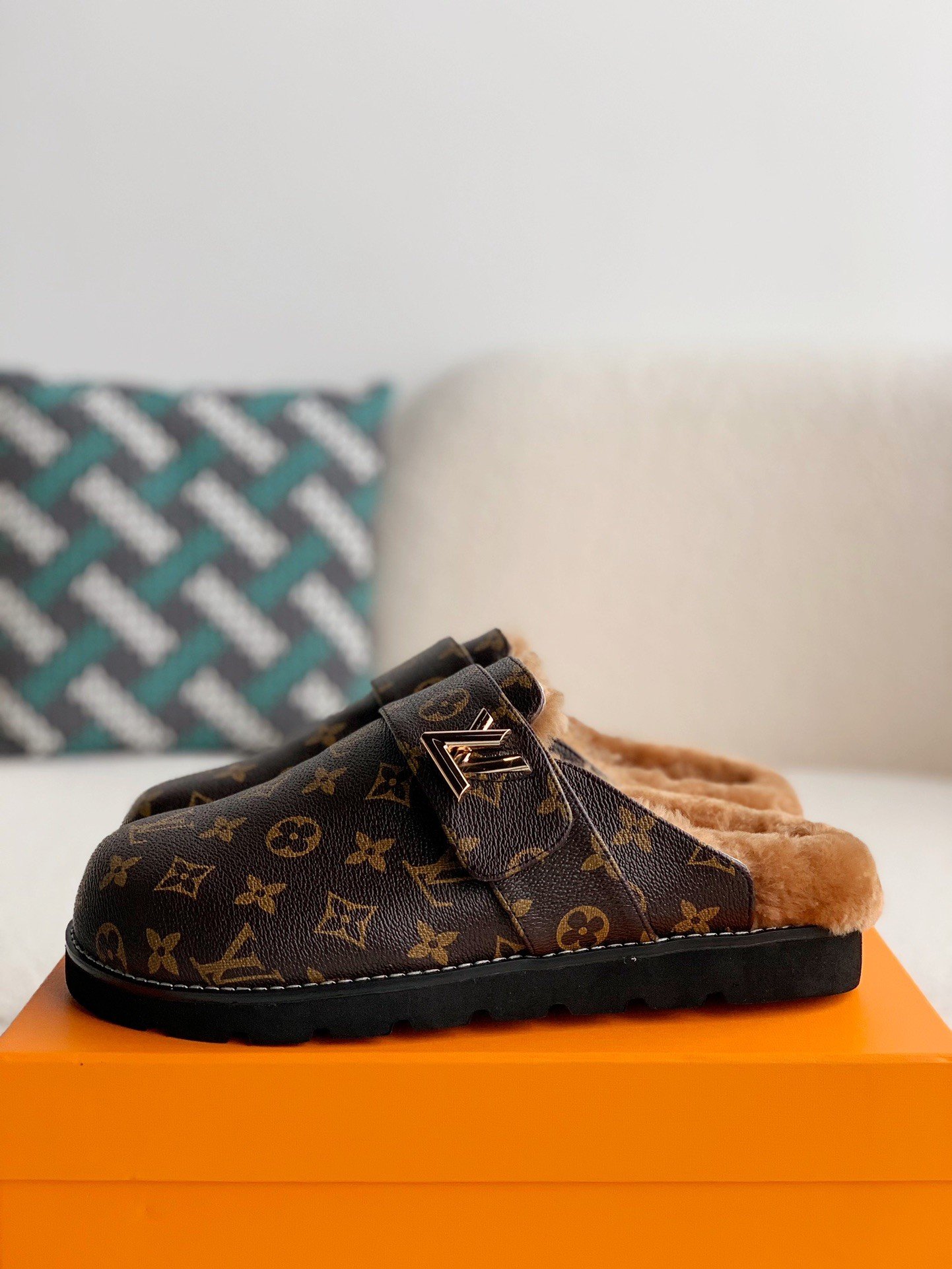 L X V Easy Sandals
