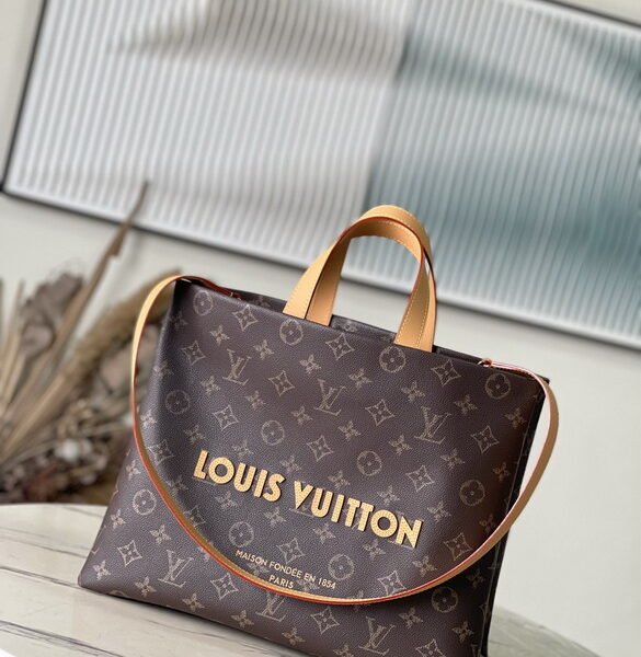 L X V SHOPPER TOTE