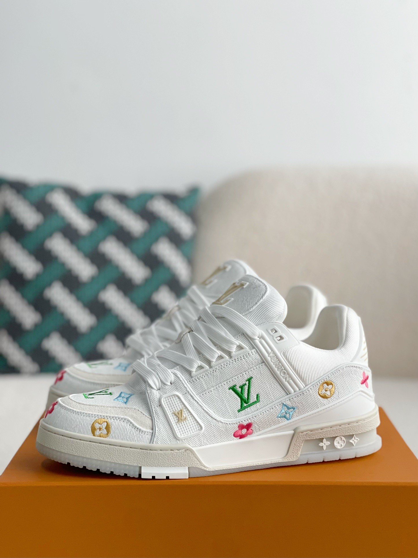 L X V SNEAKERS