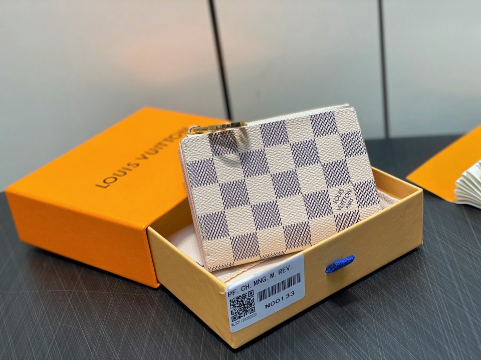 L X V Wallets