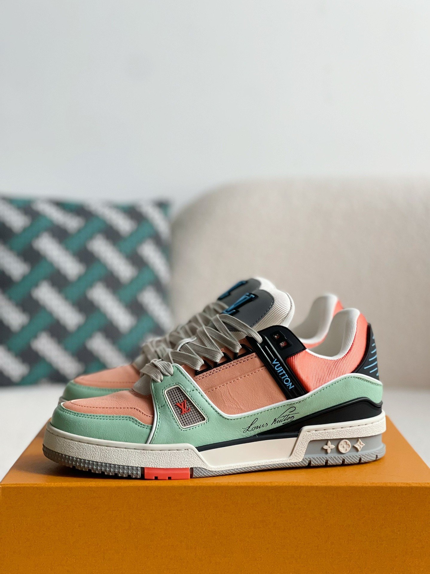 L X V TRAINER Sneakers