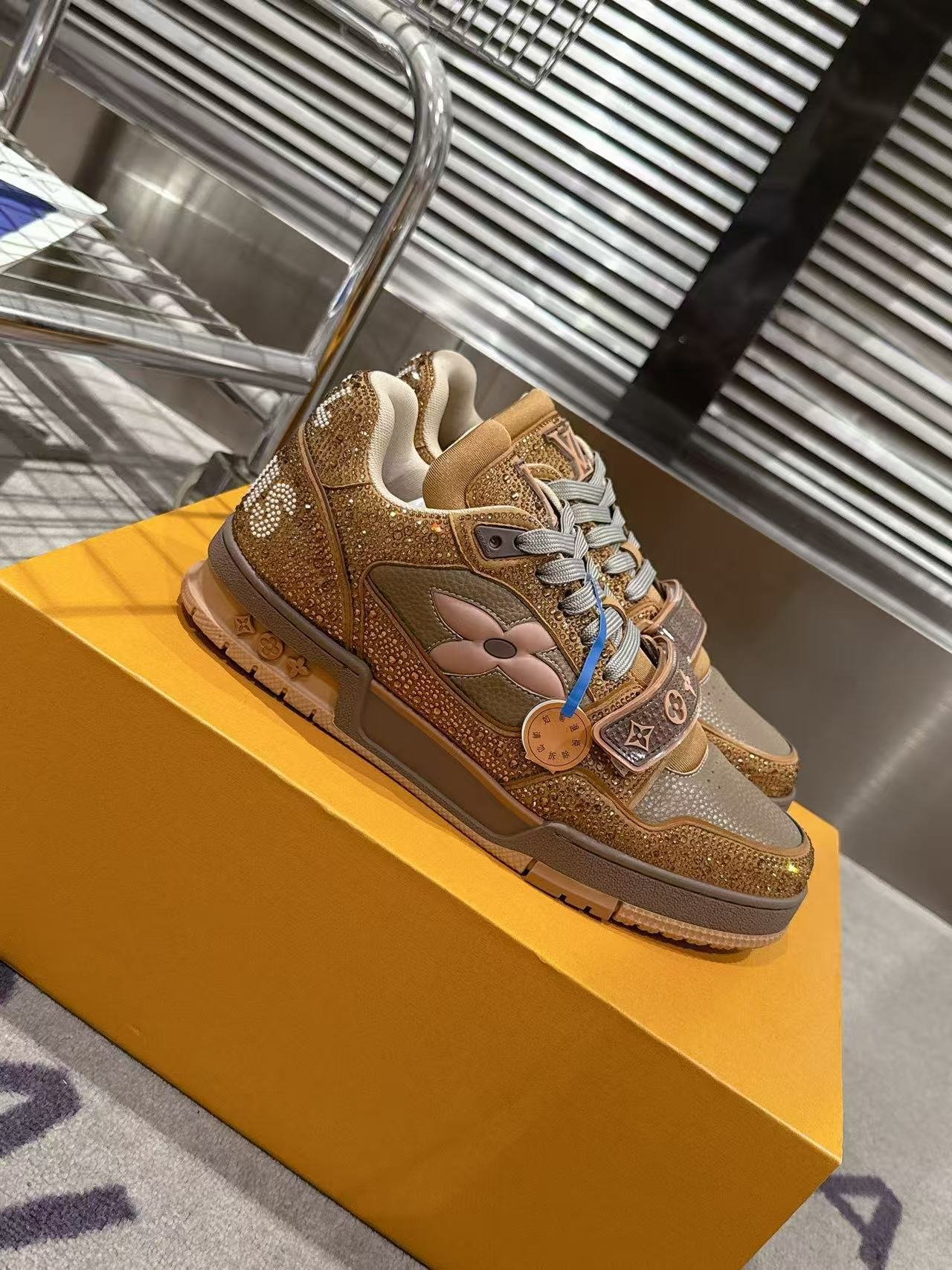 L X V trainer Sneakers