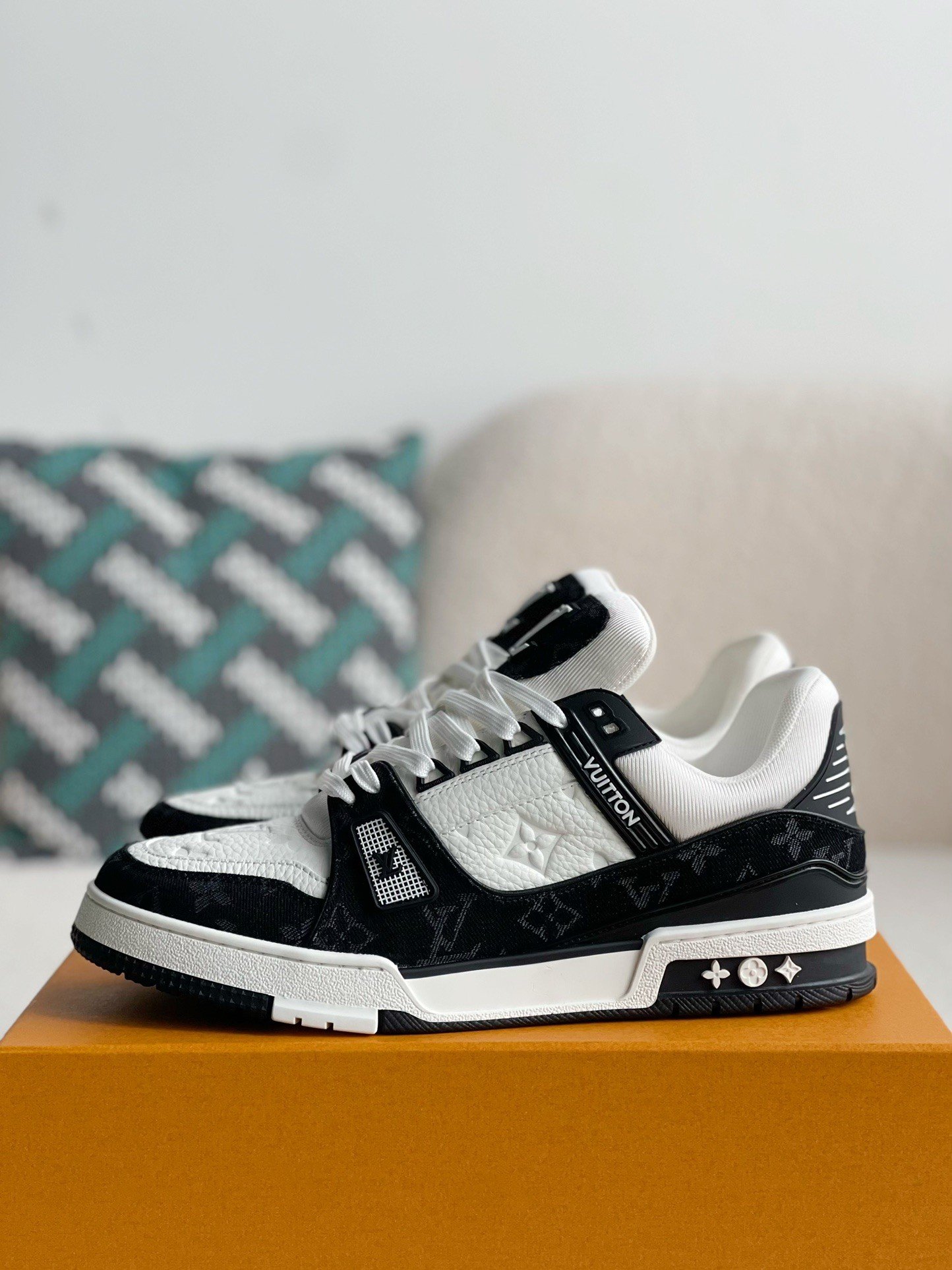 L X V TRAINER SNEAKERS