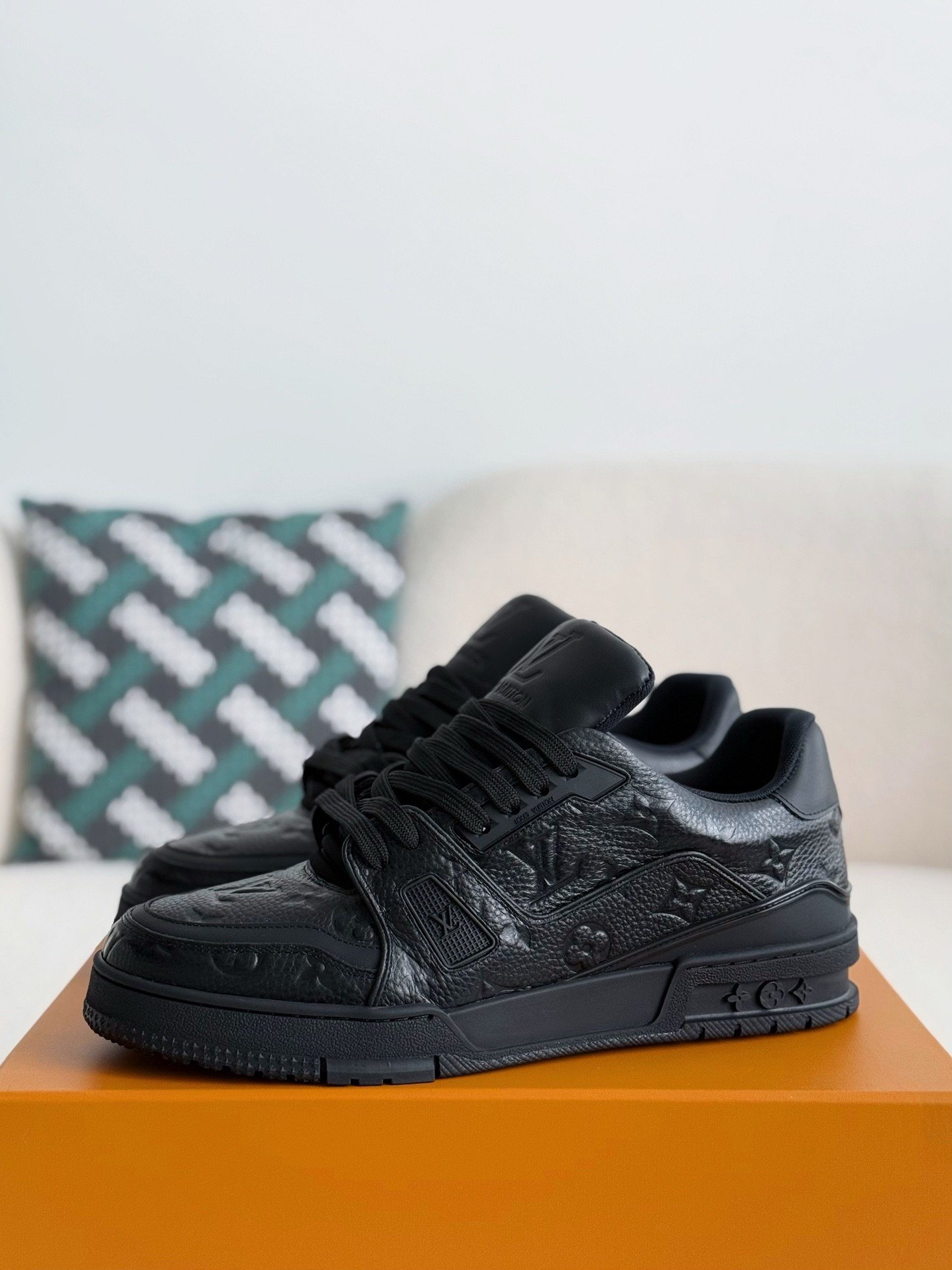 L X V TRAINER SNEAKERS