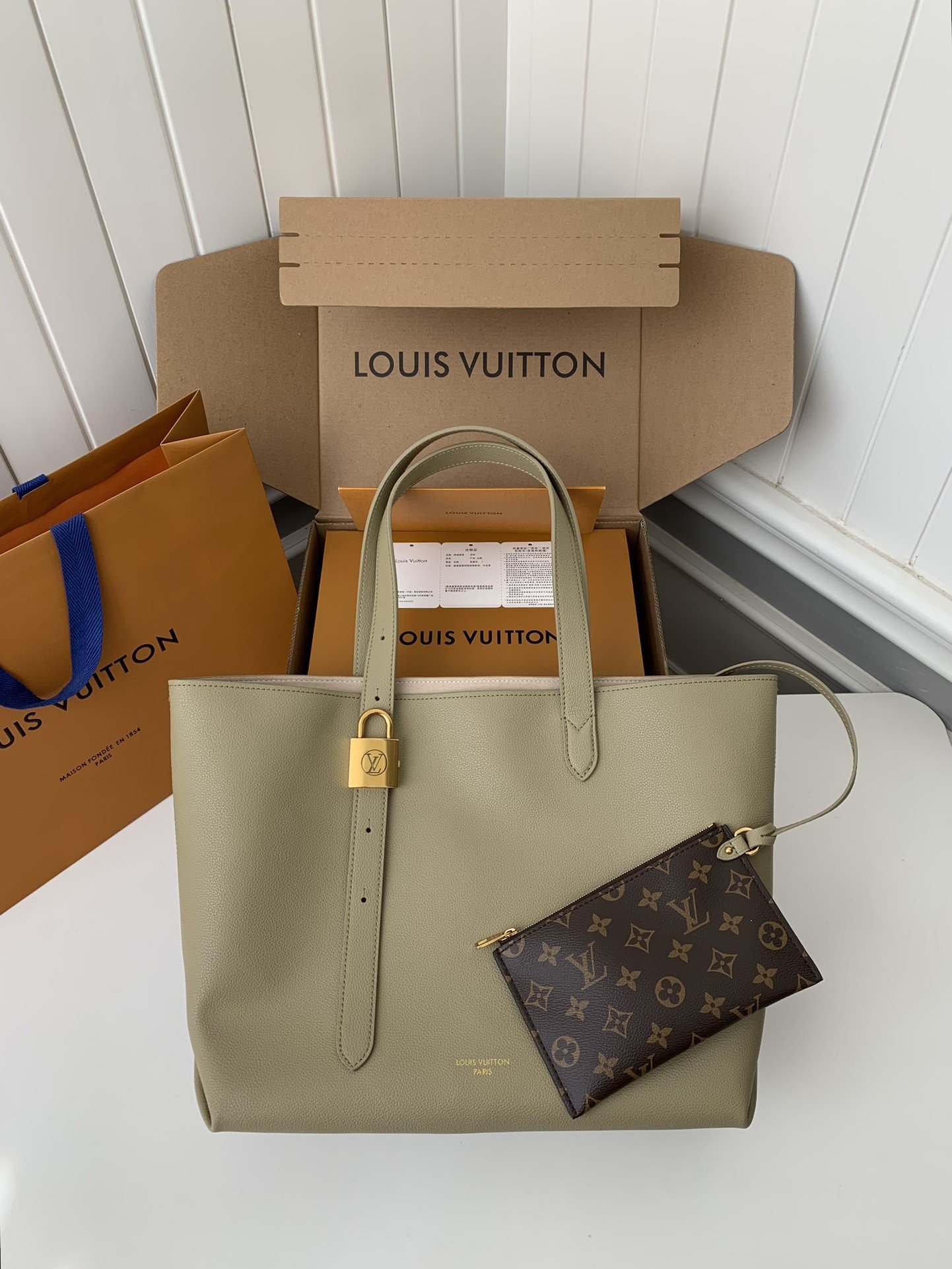 L X V Low Key Cabas Mid -number Handbag M25343  Size: 30*14*47cm
