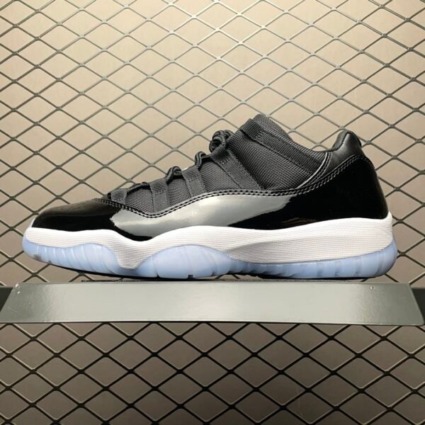 JRD 11 Retro Low  FV5104-004