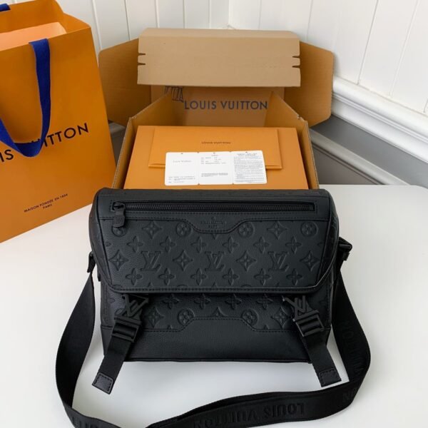 New L X V VOYAGER small men's messenger bag M25121 Size: 33*22.5*11cm
